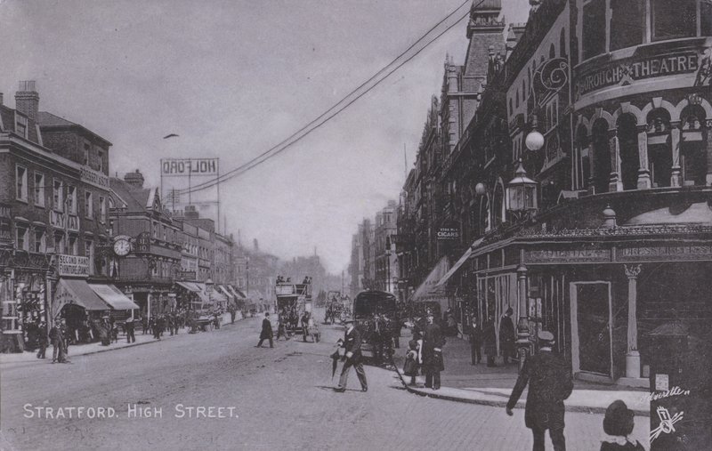 Stratford, High Street, s divadlem Borough Theatre (černobílá fotografie) od English Photographer