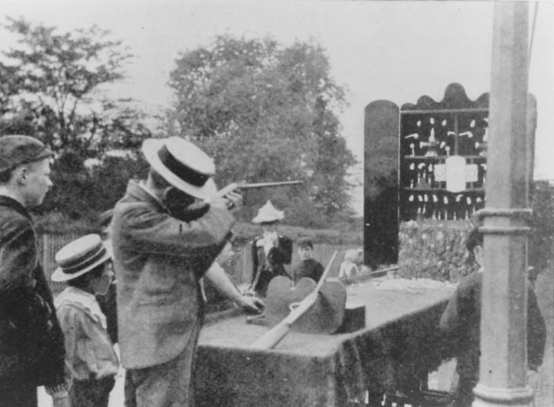 Pouliční střelnice v roce 1902 od English Photographer