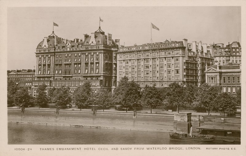 Thames Embankment Hotel Cecil and Savoy od Waterloo Bridge v Londýně od English Photographer