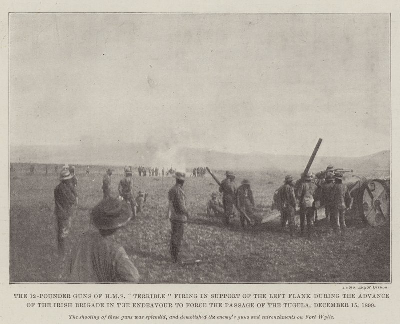Dvanáctiliberní děla HMS Terrible střílející na podporu levého křídla během postupu irské brigády ve snaze vynutit si průjezd Tugelou, 15. prosince 1899 od English Photographer