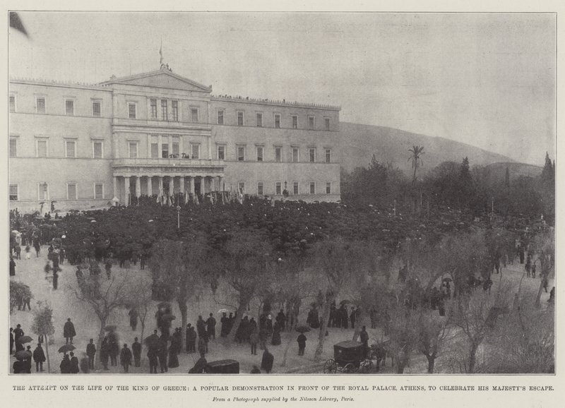 Pokus o život řeckého krále, lidová demonstrace před královským palácem v Aténách na oslavu útěku Jeho Veličenstva od English Photographer