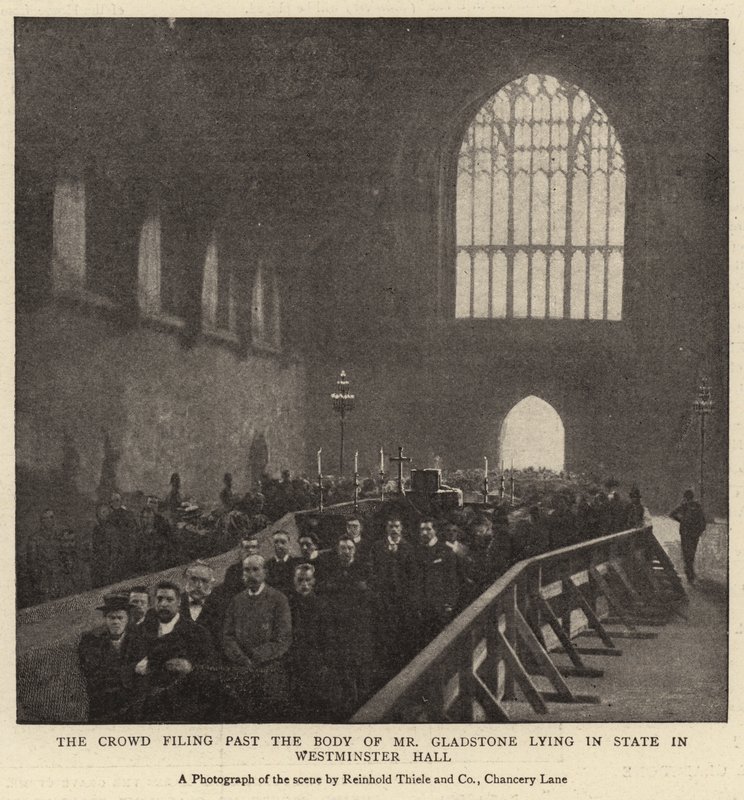 Dav se hlásí kolem těla pana Gladstonea ležícího ve státě ve Westminster Hall od English Photographer