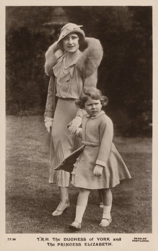 Vévodkyně z Yorku a princezna Alžběta (čb fotografie) od English Photographer