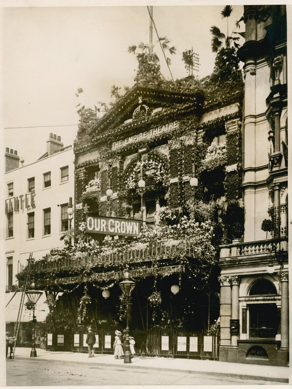 Empire Theatre, Leicester Square, Londýn, vyzdobené k diamantovému jubileu královny Viktorie, červen 1897 od English Photographer