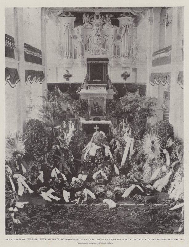 Pohřeb zesnulého prince Alfreda Saxe-Coburg-Gotha, Květinové pocty kolem Bier v kostele Schloss Friedenstein od English Photographer