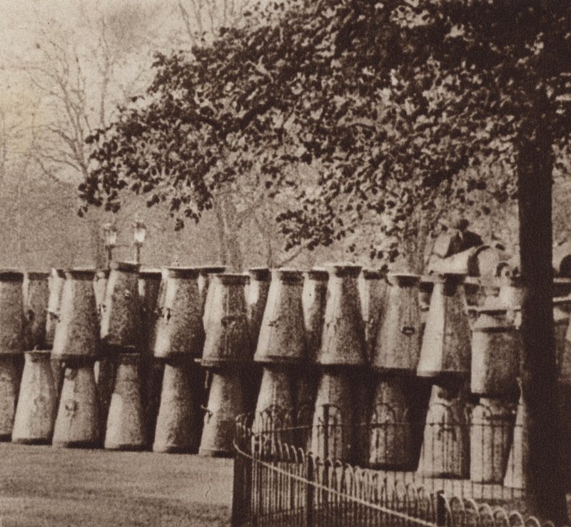 Generální stávka z roku 1926, sklad mléka v Hyde Parku v Londýně od English Photographer