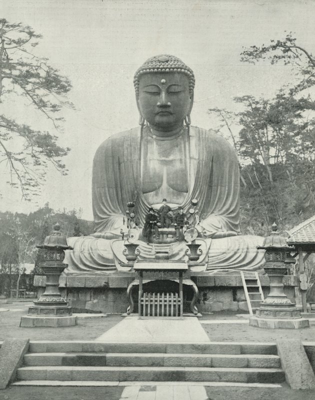 Velký bronzový Buddha, Japonsko (černobílá fotografie) od English Photographer