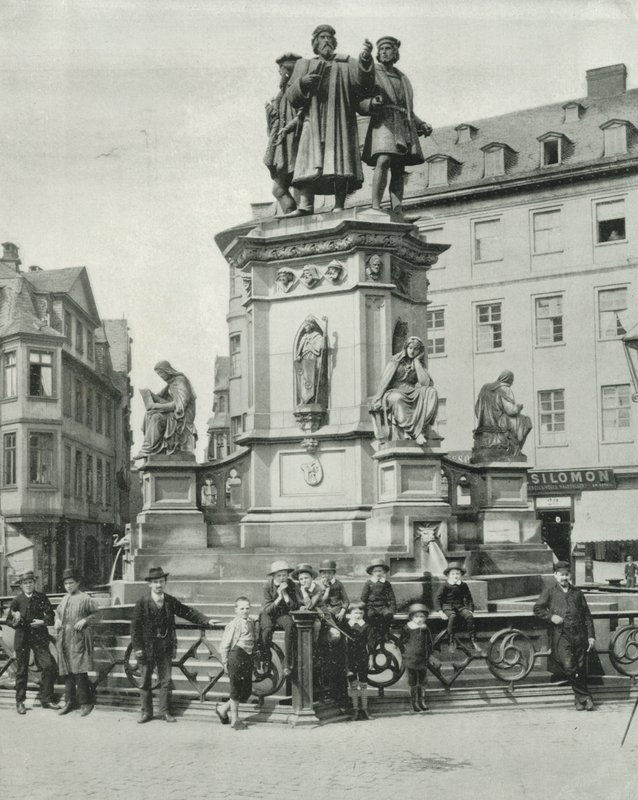 Gutenbergův památník, Frankfort (černobílá fotografie) od English Photographer