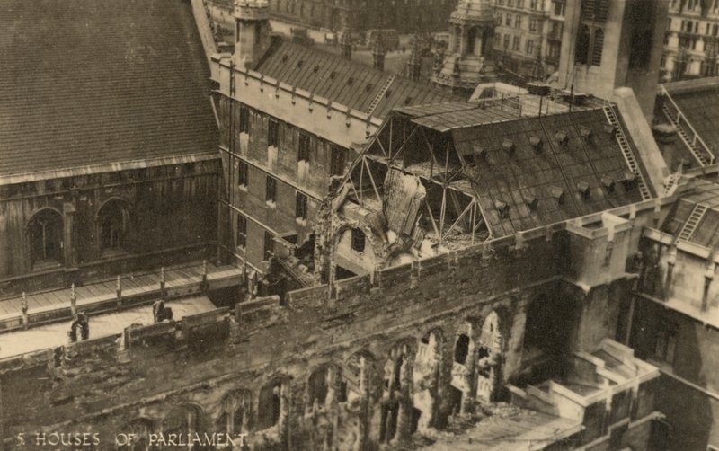 Budova parlamentu v Londýně ukazuje poškození bomby během 2. světové války (černobílá fotografie) od English Photographer