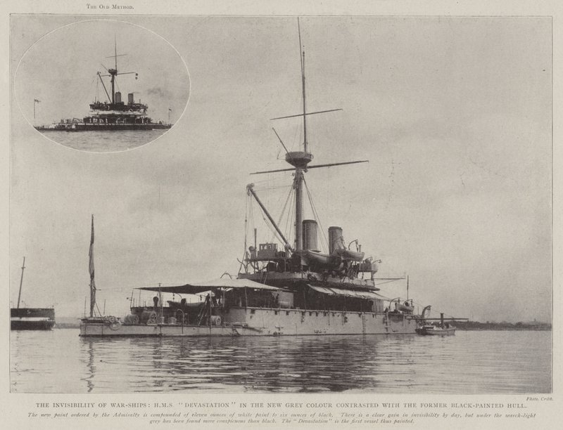 Neviditelnost válečných lodí, HMS Devastation v nové šedé barvě kontrastuje s bývalým černě natřeným trupem od English Photographer
