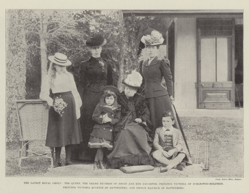 Nejnovější královská skupina, královna, velkovévodkyně z Hesenska a její dcera, princezna Viktorie ze Šlesvicka-Holštýnska, princezna Viktorie, Eugenie z Battenbergu a princ Maurice z Battenbergu (bw od English Photographer