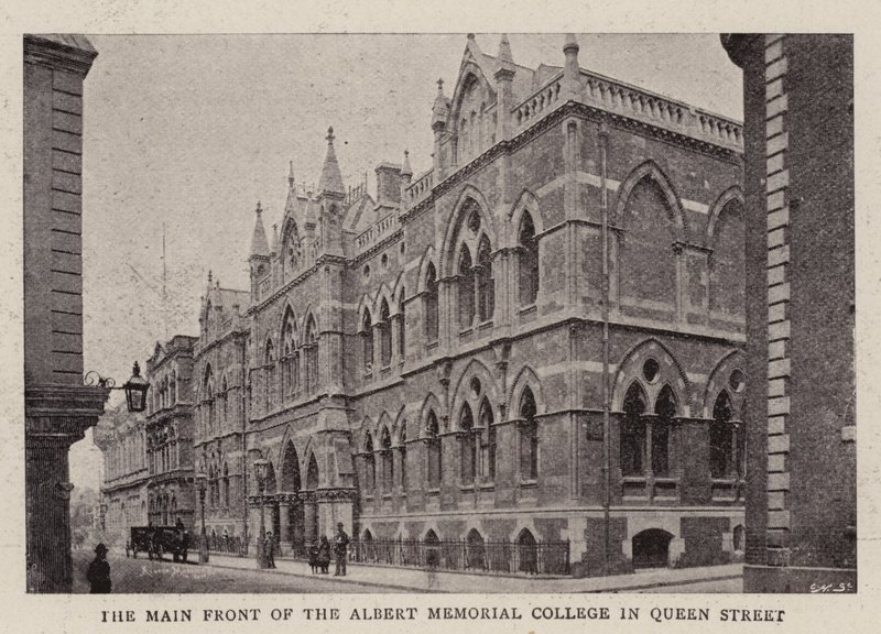 Hlavní fronta Albert Memorial College v Queen Street od English Photographer