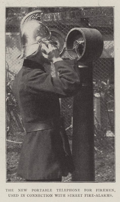 Nový přenosný telefon pro hasiče, používaný v souvislosti s pouliční požární signalizací od English Photographer