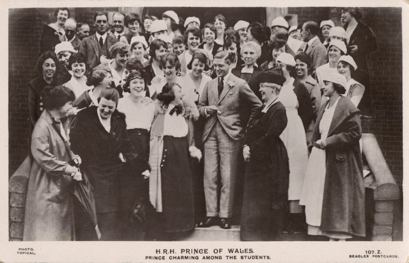 Princ z Walesu (pozdější král Edward VIII.), se skupinou studentek (černobílá fotografie) od English Photographer