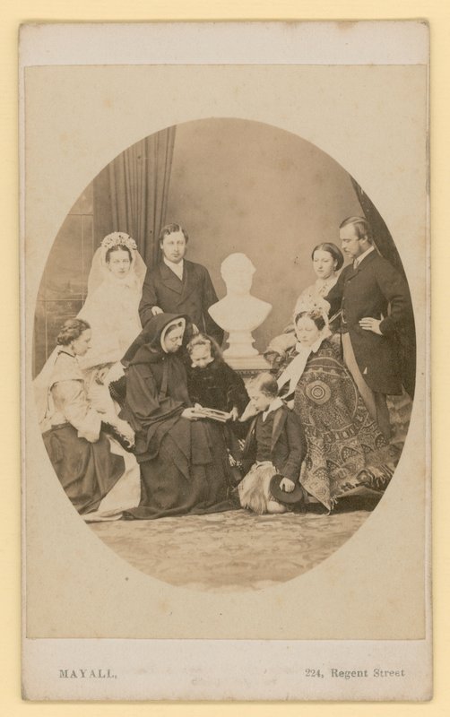 Princ z Walesu, budoucí král Edward VII., se svou novou manželkou v královské skupině, včetně královny Viktorie (čb fotografie) od English Photographer
