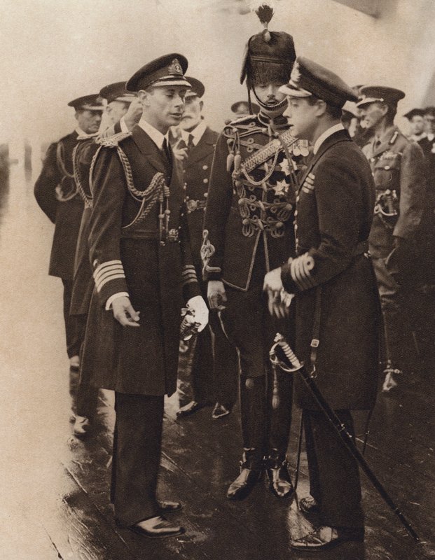 Princ z Walesu na palubě HMS Repulse (čb fotografie) od English Photographer