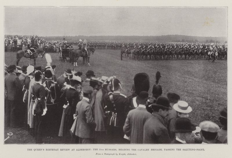 The Queens Birthday Review v Aldershotu, 15. Hussars, vedoucí jezdecké brigády, míjející Saluting-Point od English Photographer
