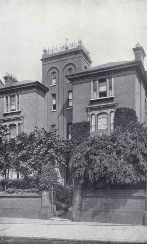 Rezidence Theodora Wattse-Duntona a Algernona C. Swinburna, The Pines, Putney (černobílá fotografie) od English Photographer