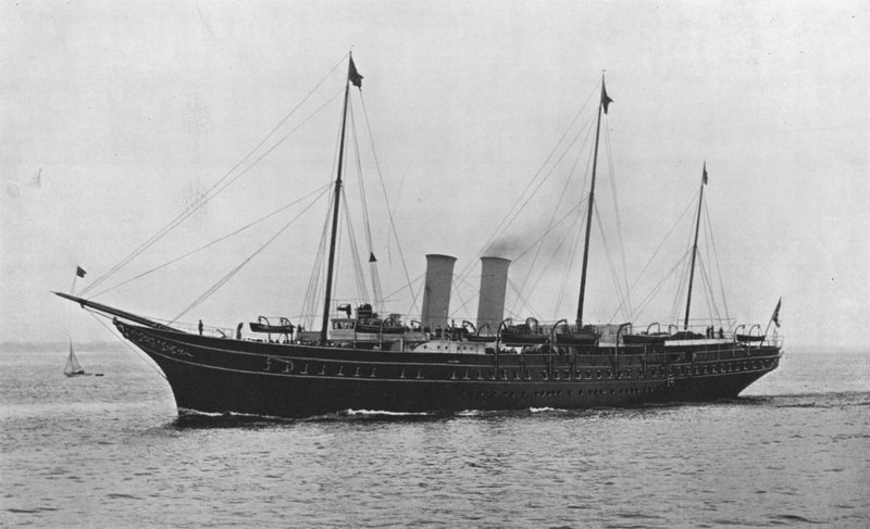 Královská jachta Victoria and Albert (černobílá fotografie) od English Photographer