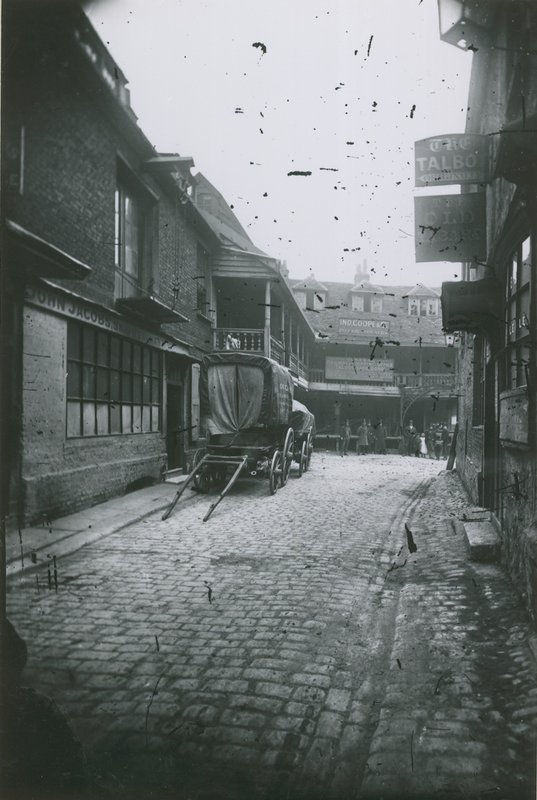 The Tabard Inn, Southwark od English Photographer