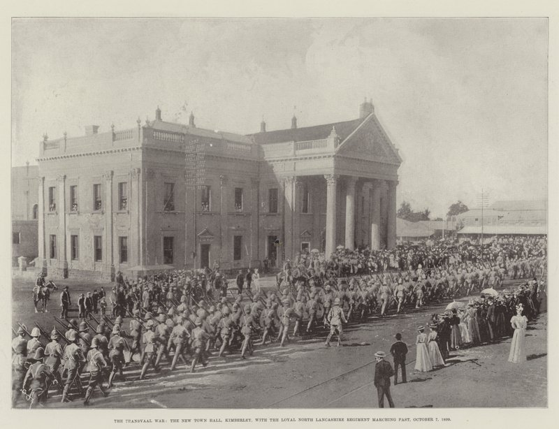 Transvaalská válka, New Town Hall, Kimberley, kolem pochodu Loyal North Lancashire Regiment, 7. října 1899 od English Photographer