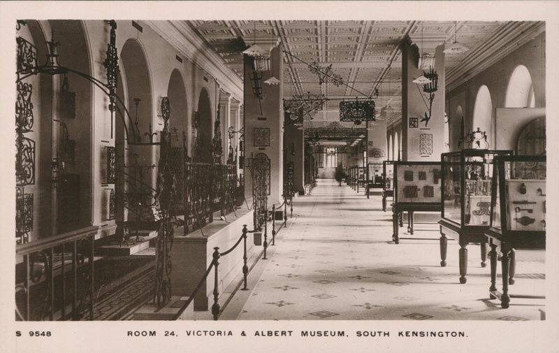 Victoria and Albert Museum, South Kensington, Londýn od English Photographer