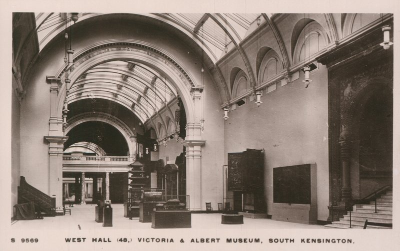Victoria and Albert Museum, South Kensington, Londýn od English Photographer