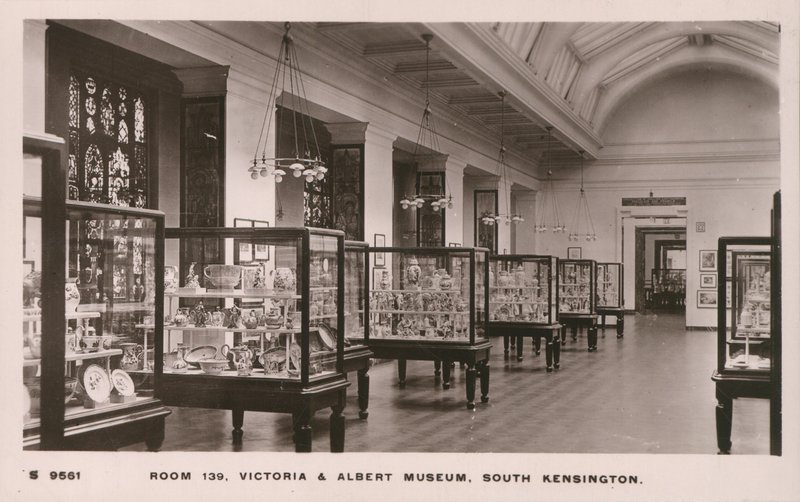 Victoria and Albert Museum, South Kensington, Londýn od English Photographer