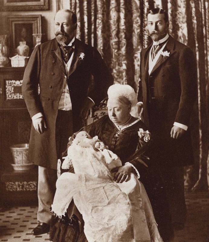 Křtiny budoucího krále Eduarda VIII., na nichž jsou královna Viktorie, král Eduard VII. a král Jiří V. (čb fotografie) od English Photographer