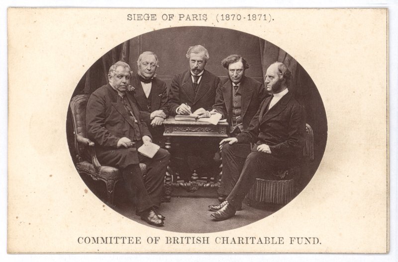Výbor Britského charitativního fondu, který pomáhá chudým během obléhání Paříže (1870-1871) (čb foto) od English Photographer