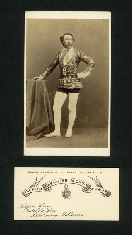 Hrdina Chevalier Blondin z Niagary (černobílá fotografie) od English Photographer