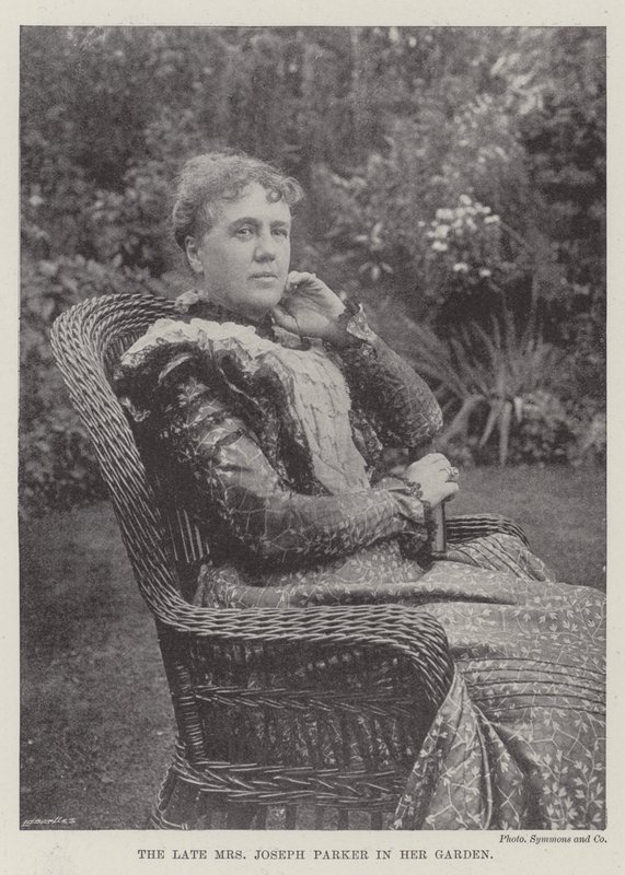 Zesnulá paní Joseph Parkerová ve své zahradě od English Photographer