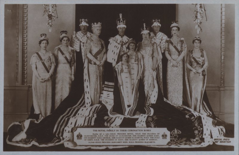 Královská rodina v korunovačních róbách (černobílá fotografie) od English Photographer