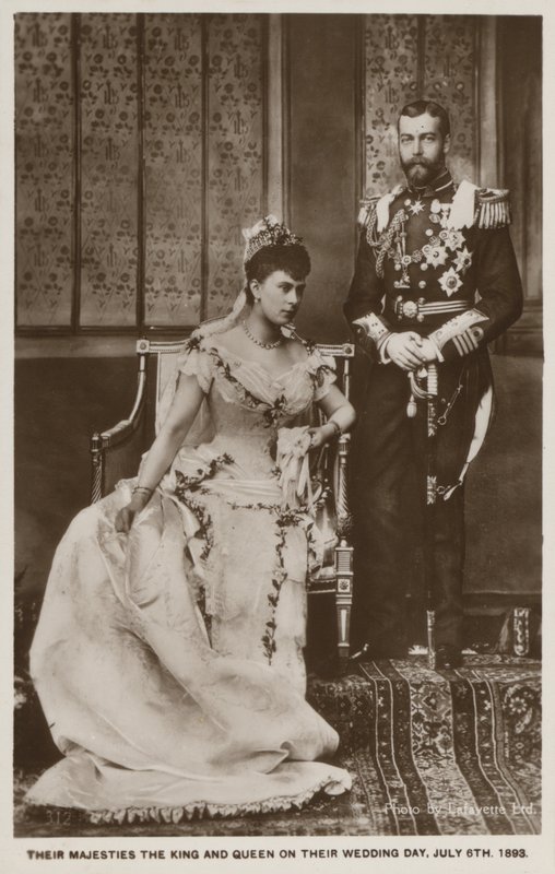 Svatba prince Jiřího, vévody z Yorku (pozdějšího krále Jiřího V.), a princezny Marie z Teku (pozdější královny Marie) (čb fotografie) od English Photographer