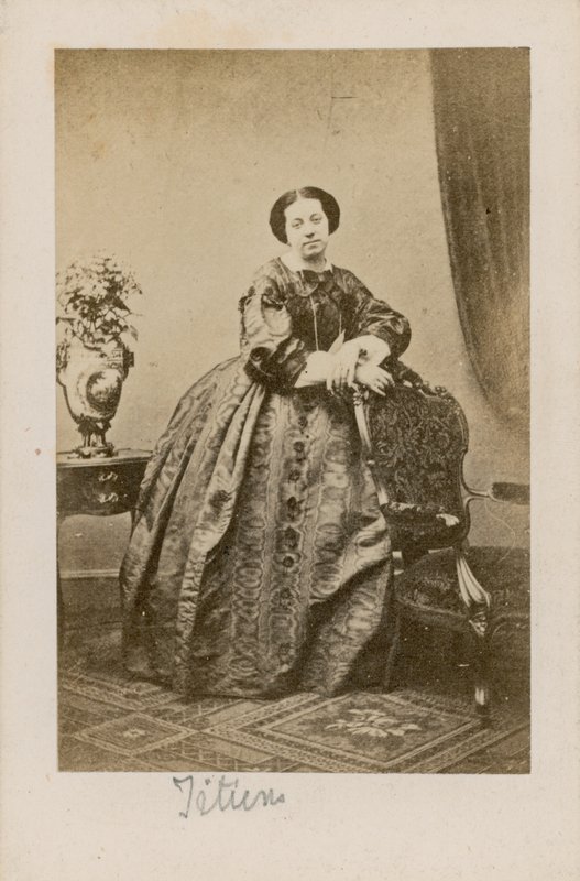 Theresa Titiens, zpěvačka od English Photographer