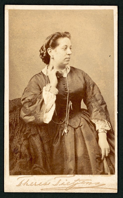 Therese Tietjens, portrét (č/b foto) od English Photographer
