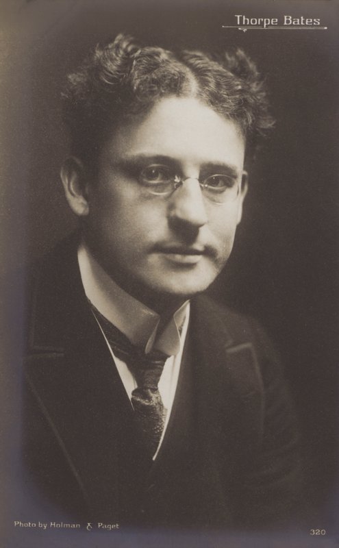 Thorpe Bates , anglický zpěvák a herec od English Photographer