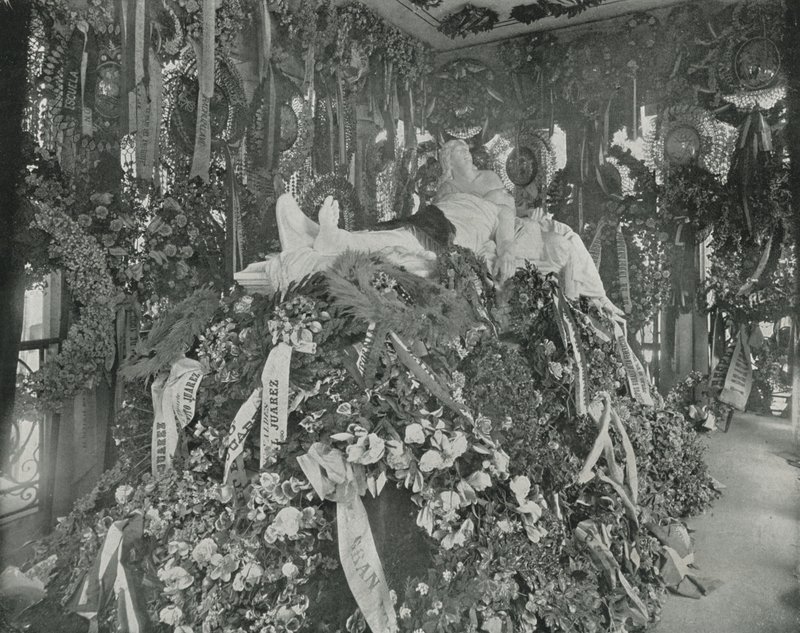 Tomb of Juarez, San Fernando Cemetery, City of Mexico (č/b foto) od English Photographer