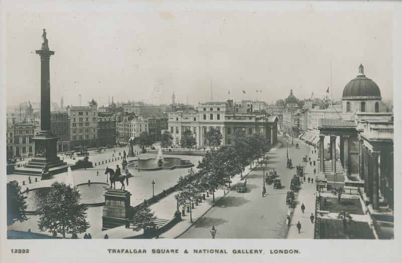 Trafalgarské náměstí a Národní galerie v Londýně od English Photographer