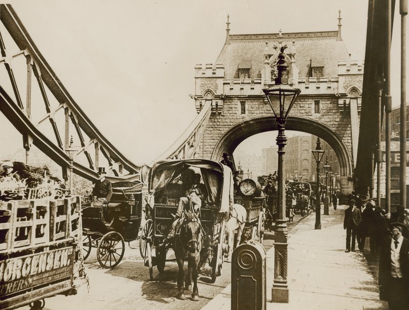 Doprava projíždějící přes Tower Bridge od English Photographer