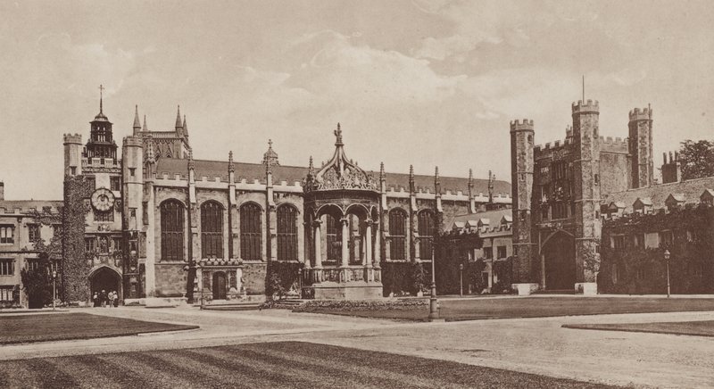Trinity College, Great Court, Cambridge (čb fotografie) od English Photographer