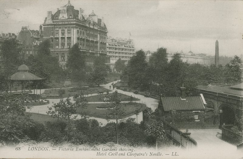 Victoria Embankment Gardens, ukazující Hotel Cecil a Cleopatras Needle, Londýn od English Photographer