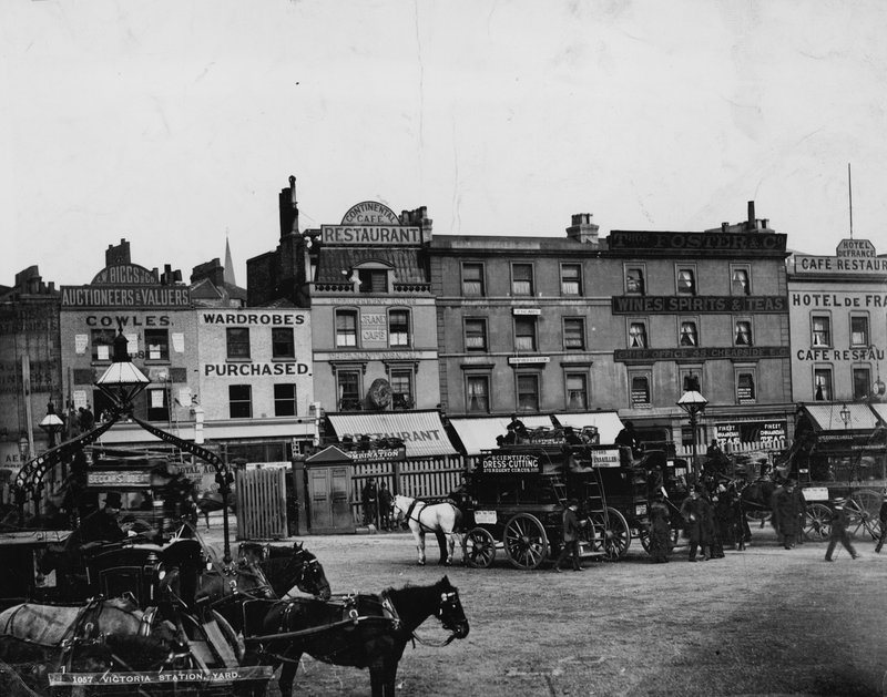 Victoria Station Yard, Londýn od English Photographer