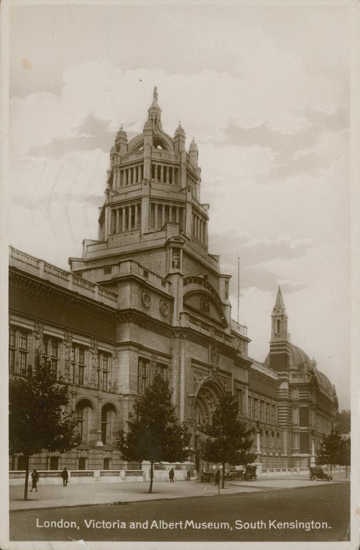 Victoria and Albert Museum, South Kensington, Londýn od English Photographer