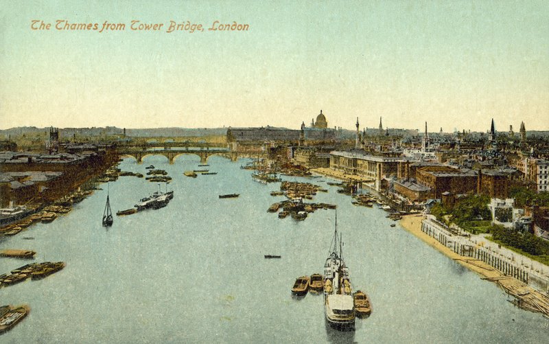 Pohled z Tower Bridge, Londýn (barevné foto) od English Photographer