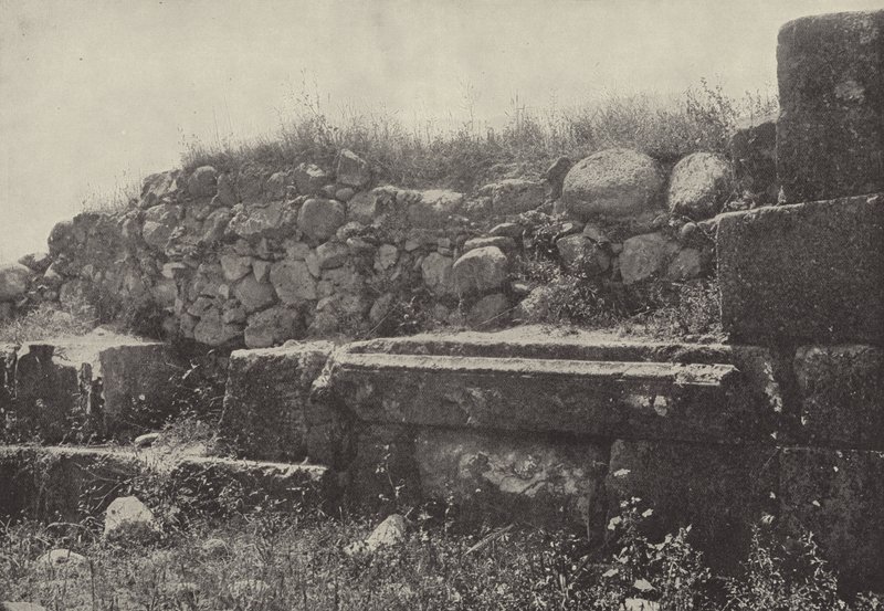 Stěna synagogy v Kafarnaum, scéna zázraku uzdravení ruky od English Photographer