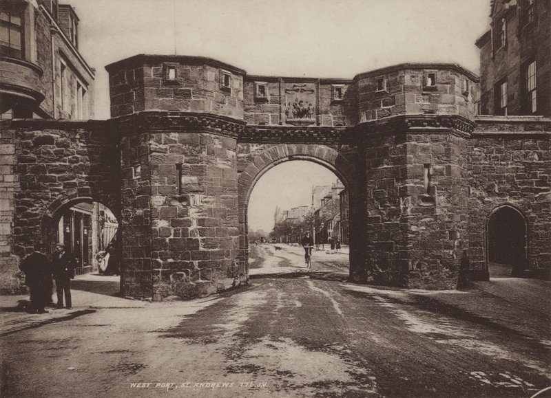 West Port, St Andrews od English Photographer