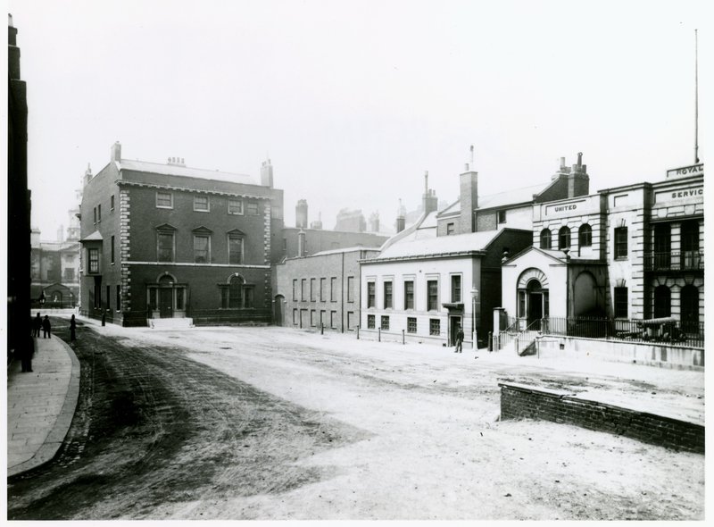 Whitehall Court nebo Yard, Vanbrugh House, zbořeno 1898 od English Photographer