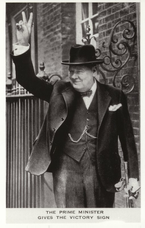 Winston Churchill s nápisem Vítězství před Downing Street 10, 5. června. od English Photographer