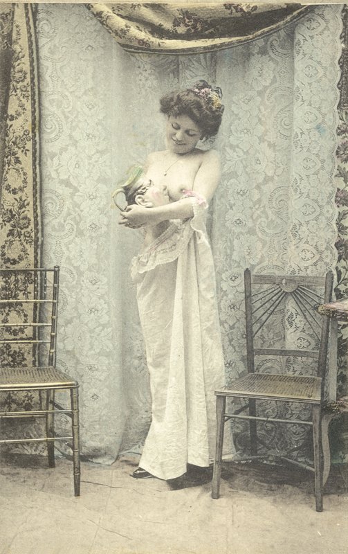 Žena držící džbán Toby (barevná fotografie) od English Photographer